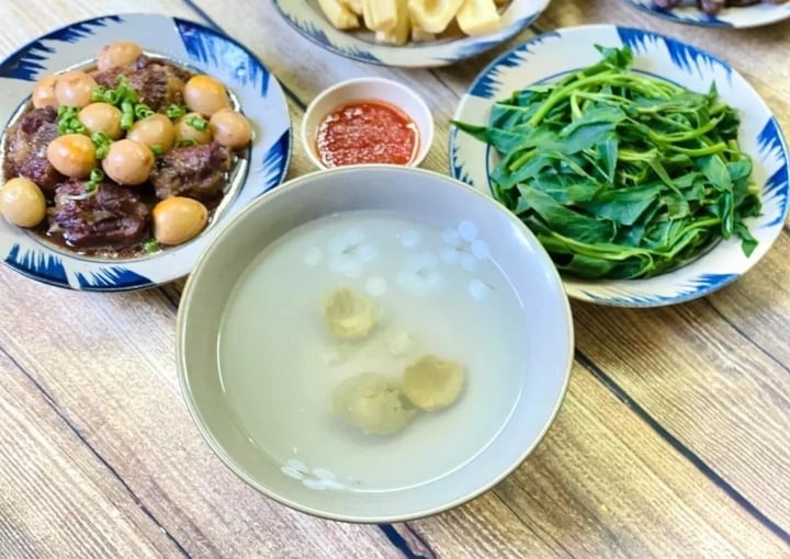 Nước luộc rau muống ngon có vị ngọt thanh tự nhiên, rất hợp khi vắt thêm vài giọt chanh hoặc ăn cùng cà pháo, cà muối.