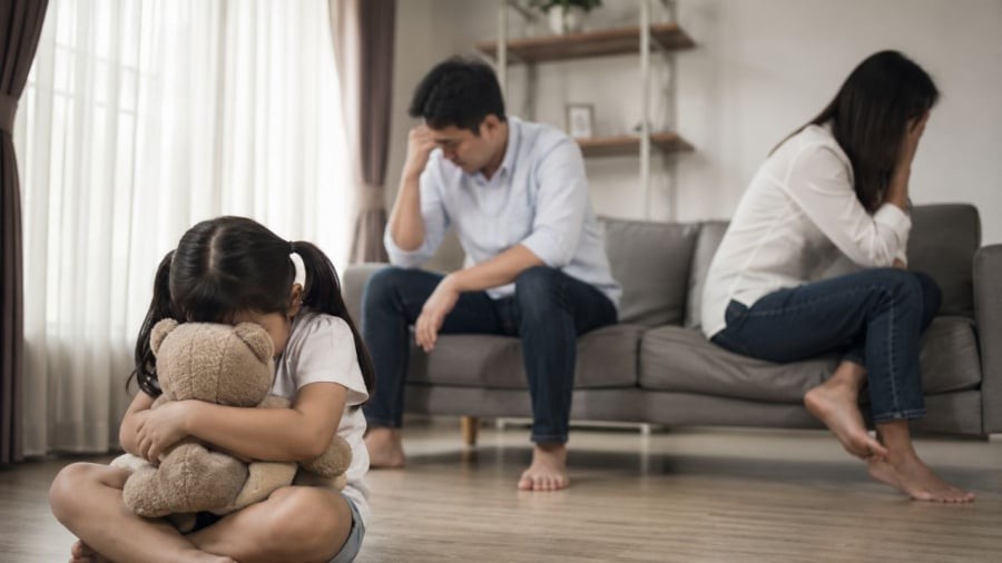 Con cái thường mang nỗi đau lớn khi bố mẹ ly hôn