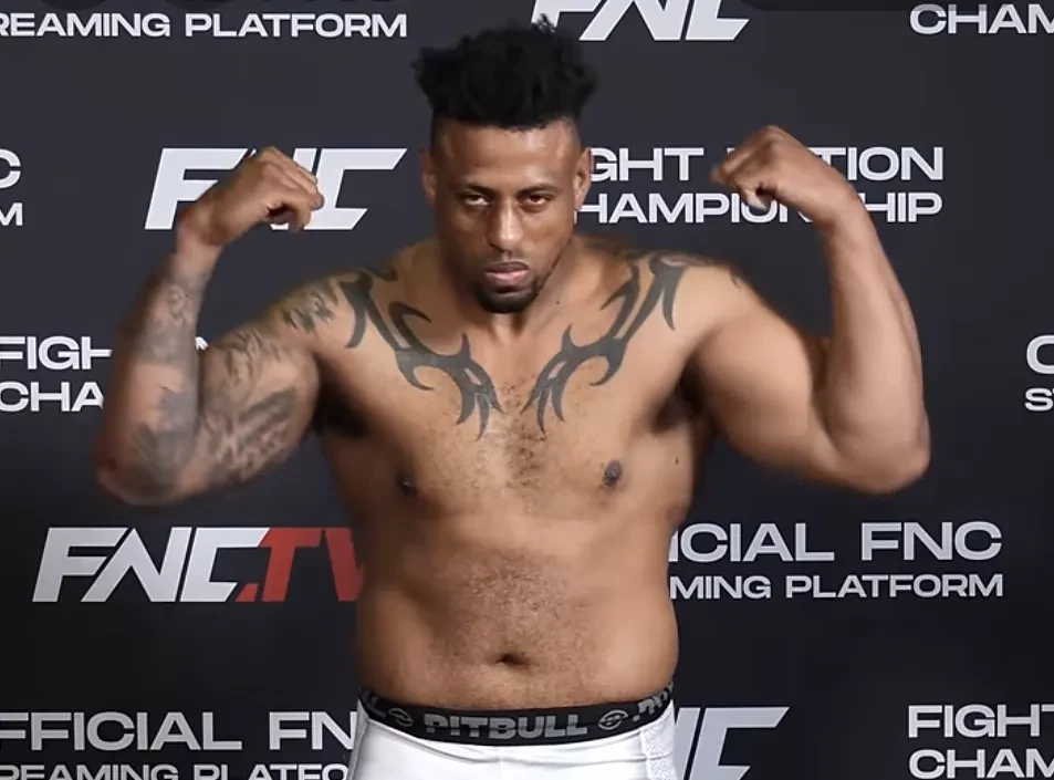 Greg Hardy trên bàn cân