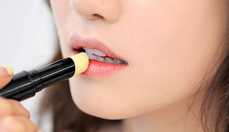 Việc sử dụng son dưỡng hoặc son màu có khả năng chống nắng là cách đơn giản để bảo vệ vùng môi trước ánh nắng mặt trời.