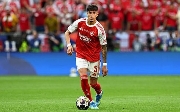 Piero Hincapie (7): Chơi cực kỳ cảnh giác và quyết liệt trước những ngôi sao tấn công đầy tốc độ của PSG. Hincapie sở hữu một pha tắc bóng đẳng cấp ngay trong vòng cấm, ngăn chặn một tình huống nguy hiểm mười mươi.