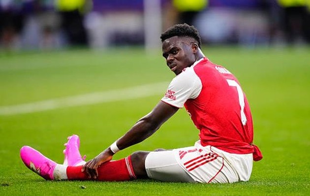 Bukayo Saka (6.4): Đã hy sinh rất nhiều khi lùi sâu hỗ trợ hàng phòng ngự. Tuy nhiên, chiếc thẻ vàng vì lỗi thiếu cẩn trọng và việc bỏ lỡ một vài cơ hội phản công tiềm năng khiến màn trình diễn của anh không được đánh giá quá cao.