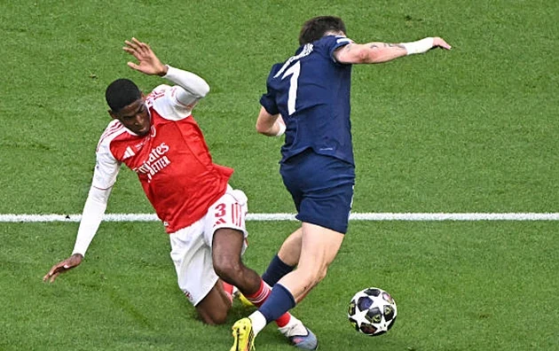 Christian Mosquera phạm lỗi với Khvicha Kvaratskhelia trong vòng cấm địa Arsenal.