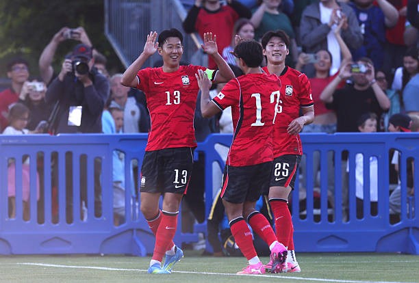 Son Heung-min lập cú đúp cho tuyển Hàn Quốc. 