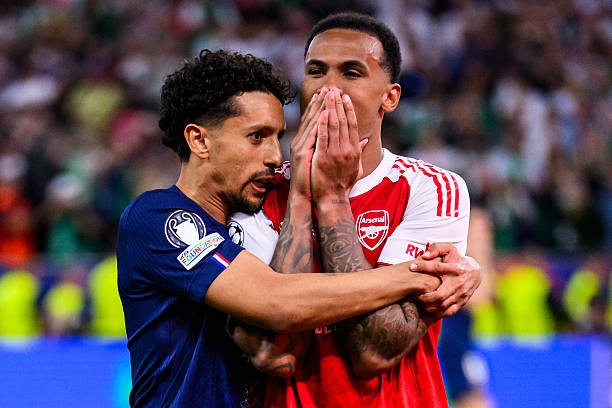 Marquinhos an ủi Gabriel sau cú đá luân lưu định mệnh ở chung kết Champions League.