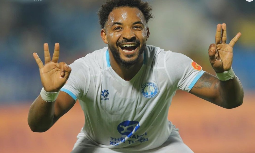 Nguyễn Xuân Son ăn mừng niềm vui với cú hat-trick. Ảnh: CLB Nam Định.