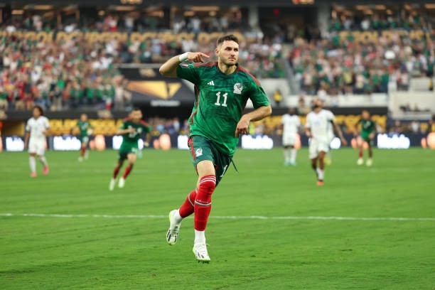 Giminez là niềm hy vọng lớn nhất của hàng công Mexico.