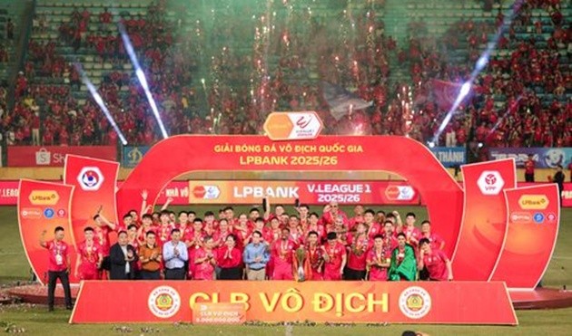 CAHN chính thức nâng cúp vô địch.