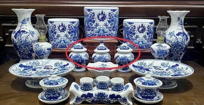Để đảm bảo sự trang nghiêm cho không gian thờ cúng, gia chủ nên lựa chọn các hũ đựng có kích thước phù hợp với bàn thờ, ưu tiên chất liệu gốm hoặc sứ với kiểu dáng đơn giản, sạch sẽ và có nắp đậy. 