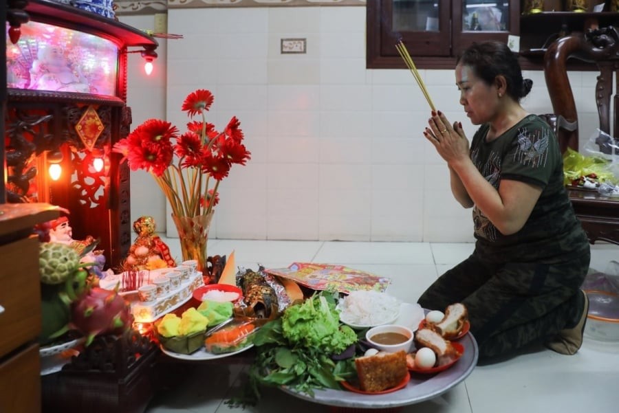 Vì sao cúng thần Tài ngày rằm không thể thiếu hoa?