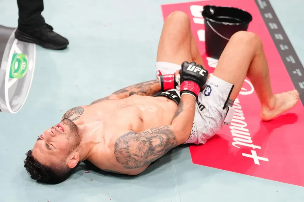 Alex Perez đau đớn trên võ đài UFC Macau