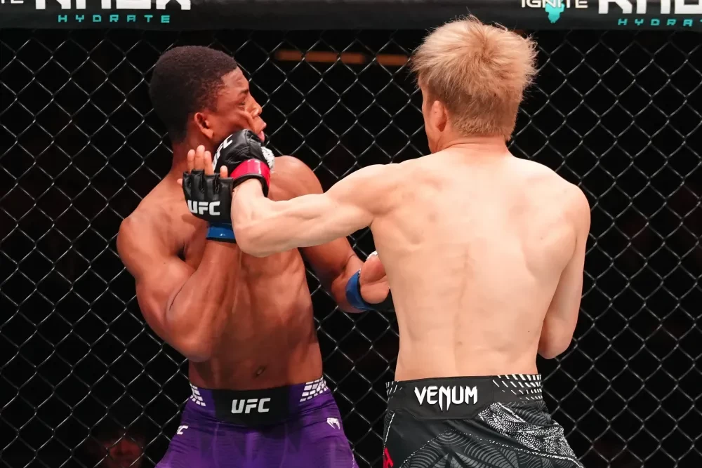 Kai Asakura đấm Cameron Smotherman tại UFC Macau