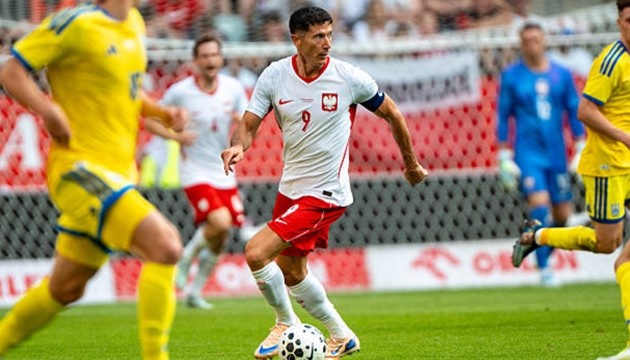 Robert Lewandowski và các đồng đội thất thủ trước sự quyết tâm của Ukraine.
