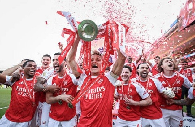 Chức vô địch Ngoại hạng Anh vẫn chưa đủ cho tham vọng BLĐ Arsenal.