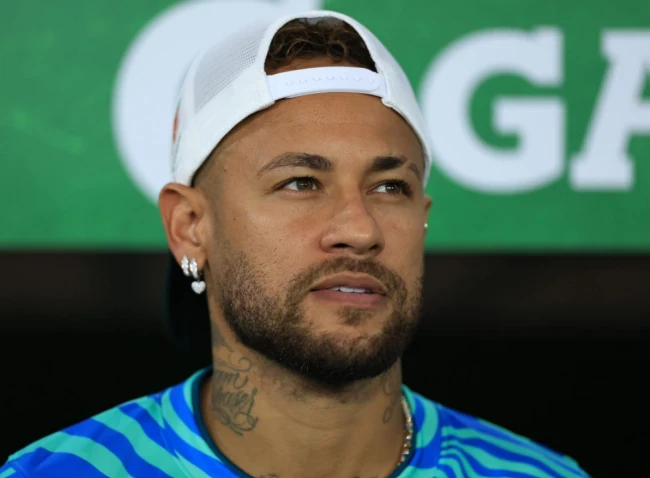 Neymar được CĐV nhà chào đón nồng nhiệt.