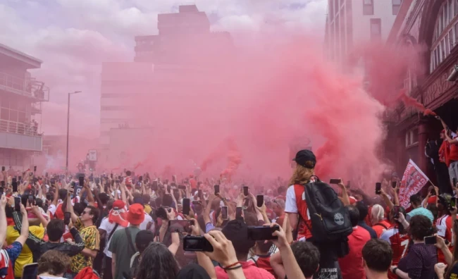 Nhiều CĐV Arsenal ăn mừng chức vô địch cùng đội nhà.