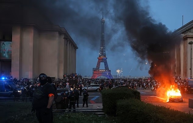 Những cuộc bạo động diễn ra ở Paris.
