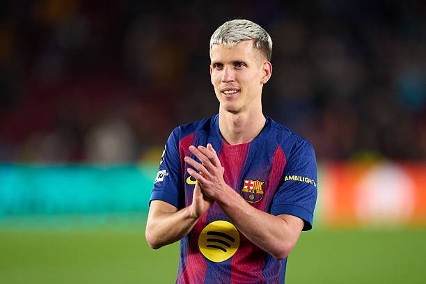 Quyết định tăng lương cho Olmo không được các CĐV Barcelona đồng tìnhm