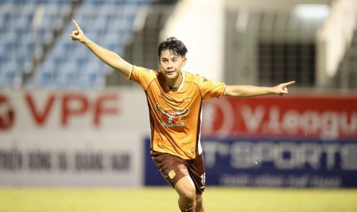 Trần Gia Bảo ghi bàn thắng đầu tiên tại V.League ở tuổi 16. 