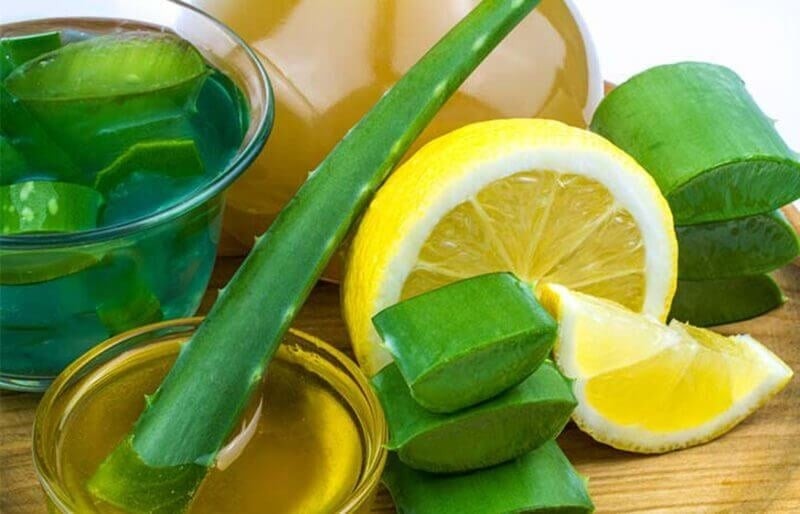 Chanh chứa Axit Citric mạnh mẽ giúp tẩy tế bào chết, khi kết hợp với nha đam sẽ tạo thành công thức kép giải phóng lỗ chân lông bị tắc nghẽn.

