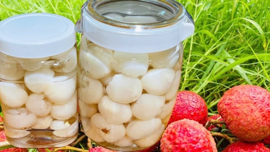 Bạn có thể chuẩn bị vải ngâm đường để pha trà vải quanh năm.