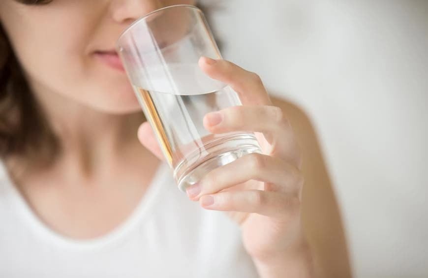 Vì sao sáng ngủ dậy nên uống 1 ngụm nước trước khi đánh răng?