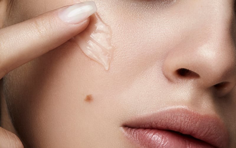 Khi nhắc đến việc cải thiện thâm sau mụn, chống nắng luôn được xem là ưu tiên hàng đầu.