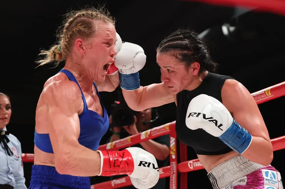 Stephanie Han tung cú đấm về phía Holly Holm