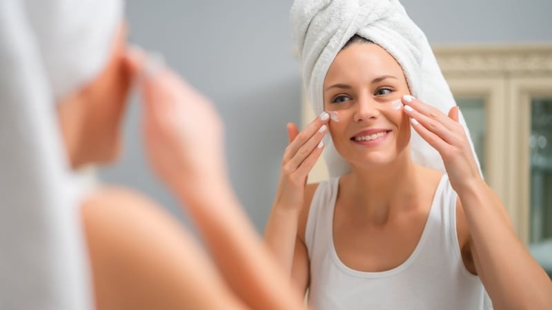 Khi sử dụng đều đặn, làn da có thể giảm bớt tình trạng nếp nhăn li ti, cải thiện độ căng mịn và duy trì vẻ tươi trẻ lâu dài.