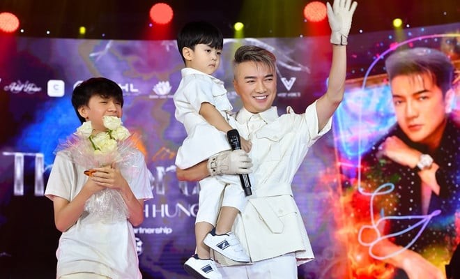 Chi tiết này khiến nhiều người chú ý bởi đây là lần hiếm hoi giọng ca Xin lỗi tình yêu nhắc đến nơi ở của mẹ ruột bé Polo. 

