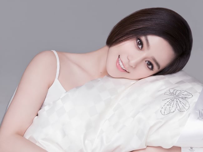 Một trong những nguyên tắc làm đẹp được nữ diễn viên duy trì trong nhiều năm là chống nắng mỗi ngày. 