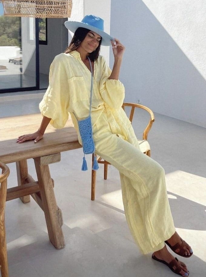 Một chiếc sơ mi oversized phối cùng quần ống rộng và dép da đơn giản tạo cảm giác vừa thoải mái vừa thanh lịch.