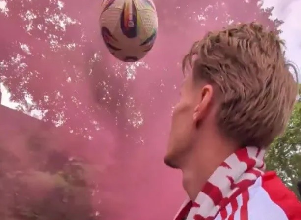 Odegaard vô tình đánh đầu đưa bóng trúng cảnh sát.