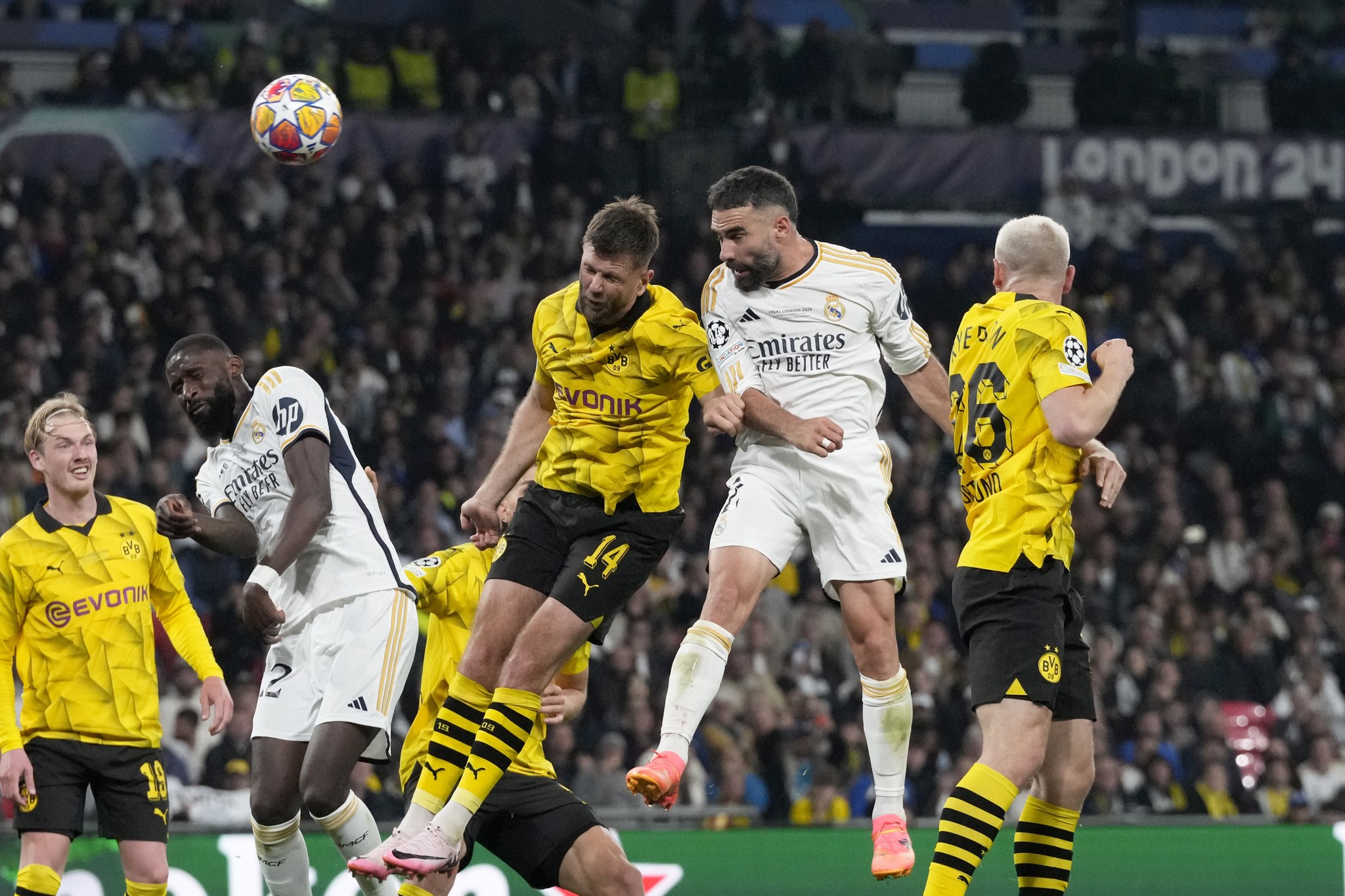 Kroos kiến tạo giúp Carvajal mở tỷ số trận đấu.