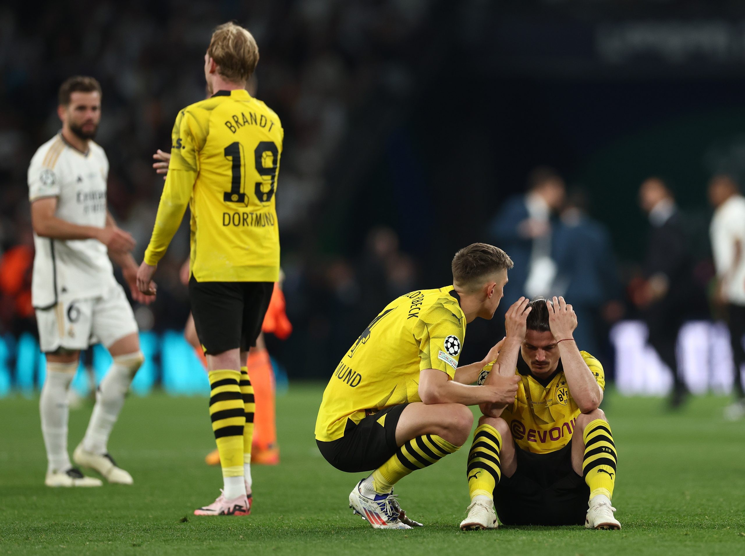 Dortmund sụp đổ sau khoảnh khắc mất bóng tai hại.
