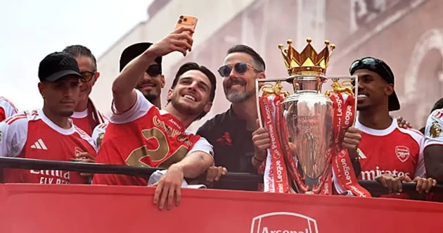Rice và các đồng đội trong buổi diễu hành mừng ngôi vương của Arsenal.
