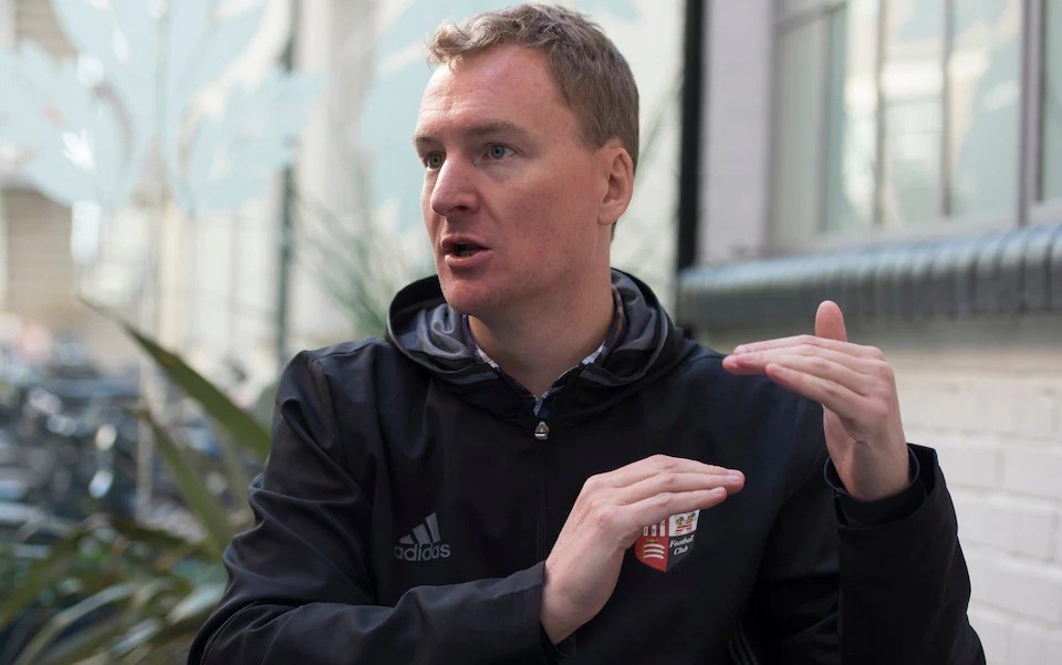 Phil Giles là người quản trị rủi ro của Brentford.