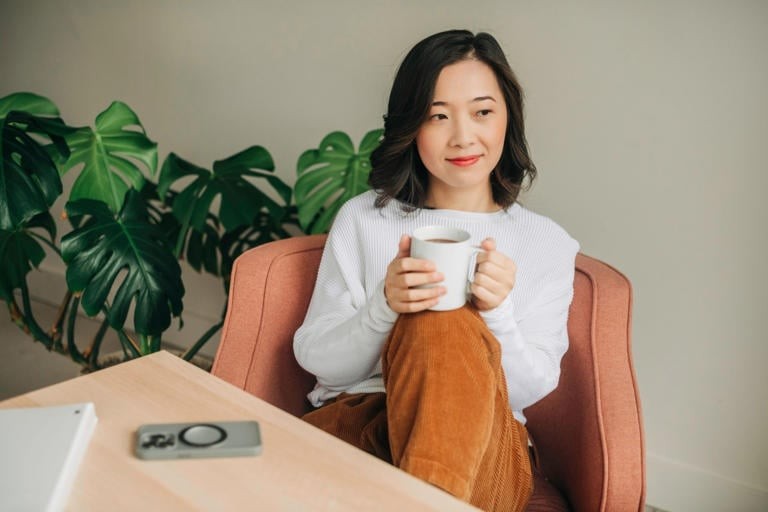 Đi bộ, yoga hay đạp xe đều giúp cơ thể tràn đầy năng lượng. Khi cơ thể khỏe mạnh, dáng đi, tư thế và thần thái cũng trở nên tự tin hơn.

