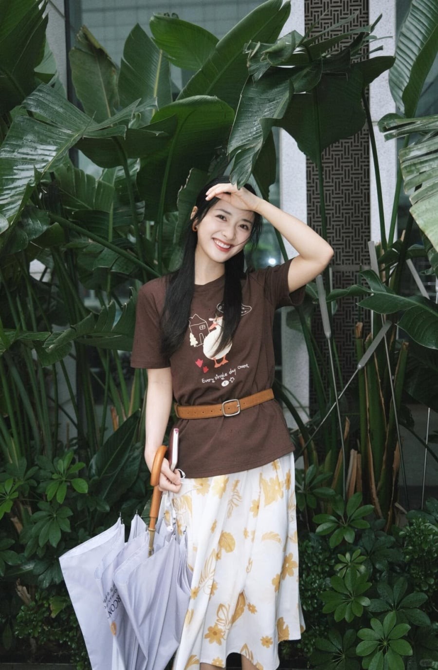 Để bộ trang phục trông gọn gàng hơn, nữ diễn viên sử dụng thêm thắt lưng làm điểm nhấn. 