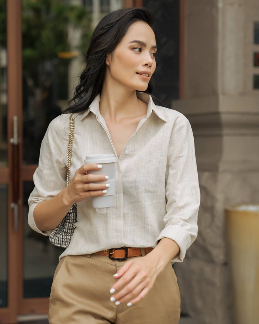Trong những ngày thời tiết nóng bức, linen tiếp tục là chất liệu được yêu thích nhờ cảm giác nhẹ, thoáng và tạo sự thoải mái khi mặc. 