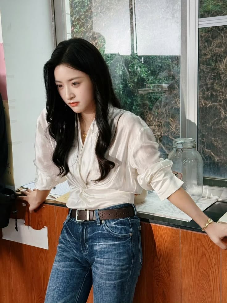 Một trong những công thức thời trang được Thẩm Nguyệt yêu thích là sự kết hợp giữa áo sơ mi và quần jeans.