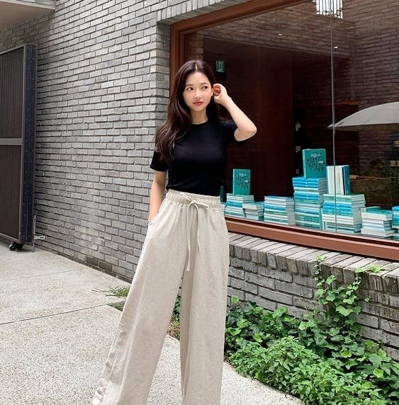 Nhiều tín đồ thời trang yêu thích linen vì khả năng khiến trang phục trông tinh tế hơn dù cách phối đồ rất tối giản. 