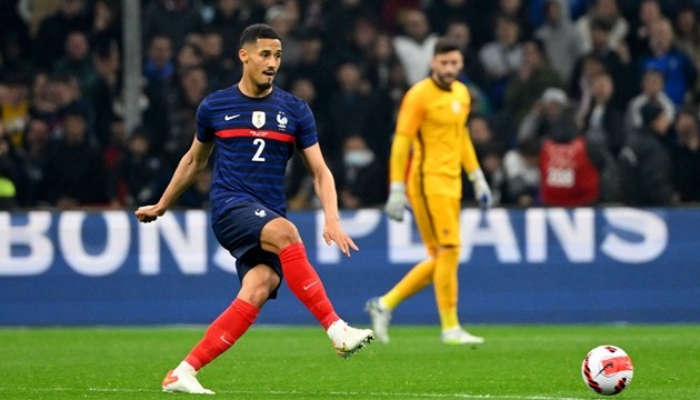 Deschamps bác bỏ thông tin chấn thương của hậu vệ Arsenal.