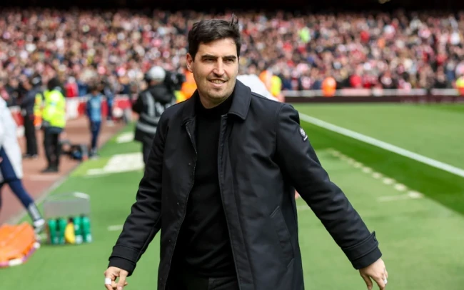 Andoni Iraola tiến gần đến ghế nóng Liverpool.