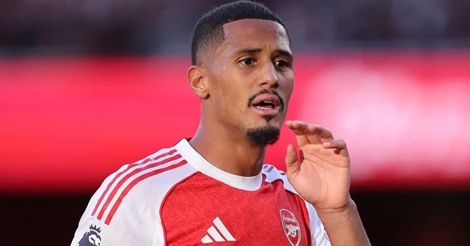  Saliba hài lòng vì đã theo đuổi sự nghiệp bóng đá bằng vị trí trung vệ.