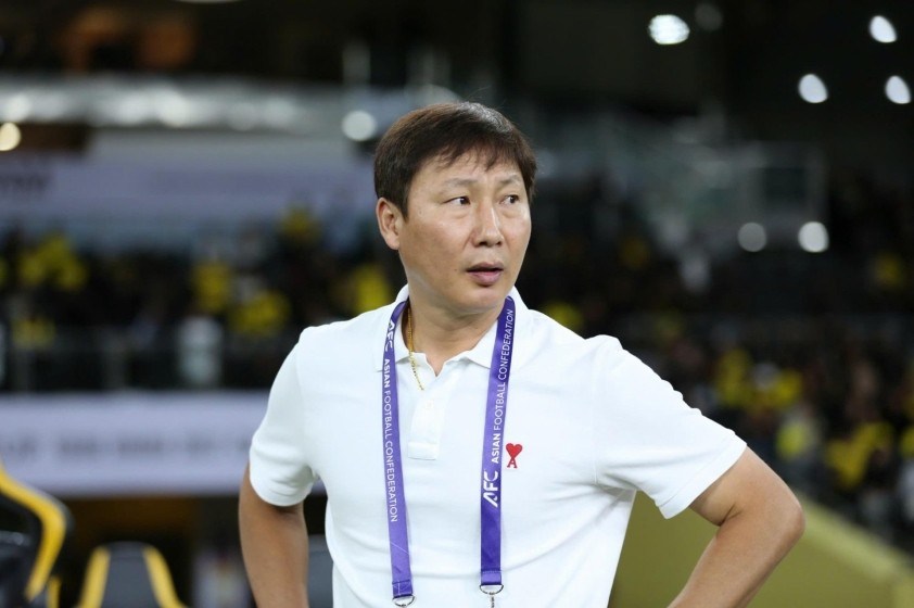HLV Kim Sang-sik ủng hộ bóng đá trẻ.