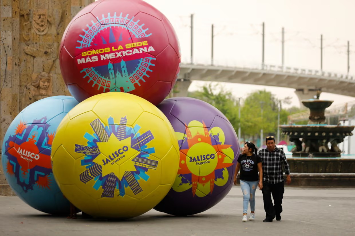 Những quả bóng khổng lồ khuấy động Guadalajara.