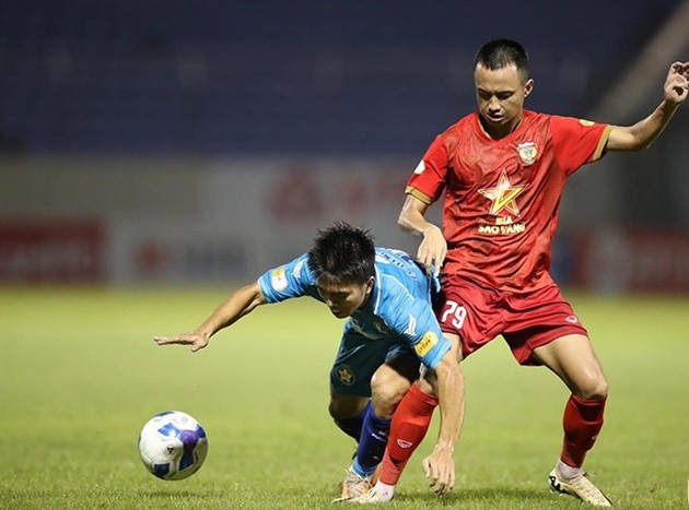 Mai Sỹ Hoàng (áo đỏ) trở thành tân binh của Hà Nội FC. Ảnh: Báo Hà Tĩnh