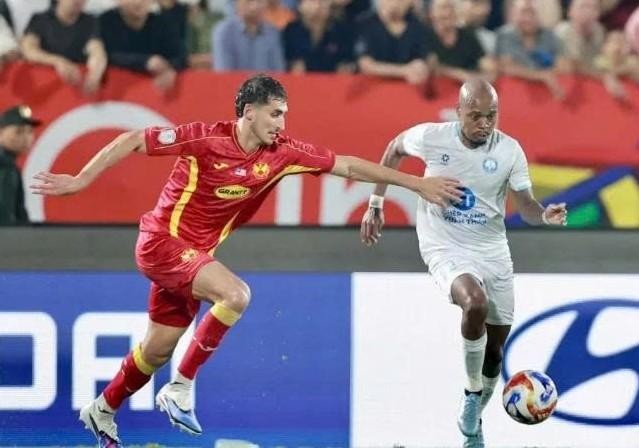 Mo Abualnadi (áo đỏ) có cơ hội cùng tuyển Jordan dự World Cup 2026.