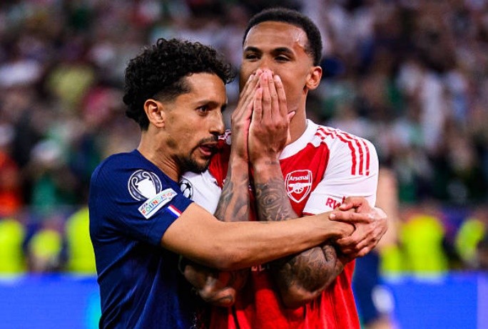 Marquinhos tiến đến an ủi Gabriel.